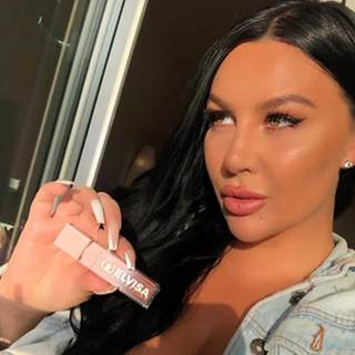 Elvisa Cosmetics customer selfie