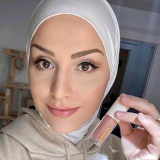 Elvisa Cosmetics customer selfie
